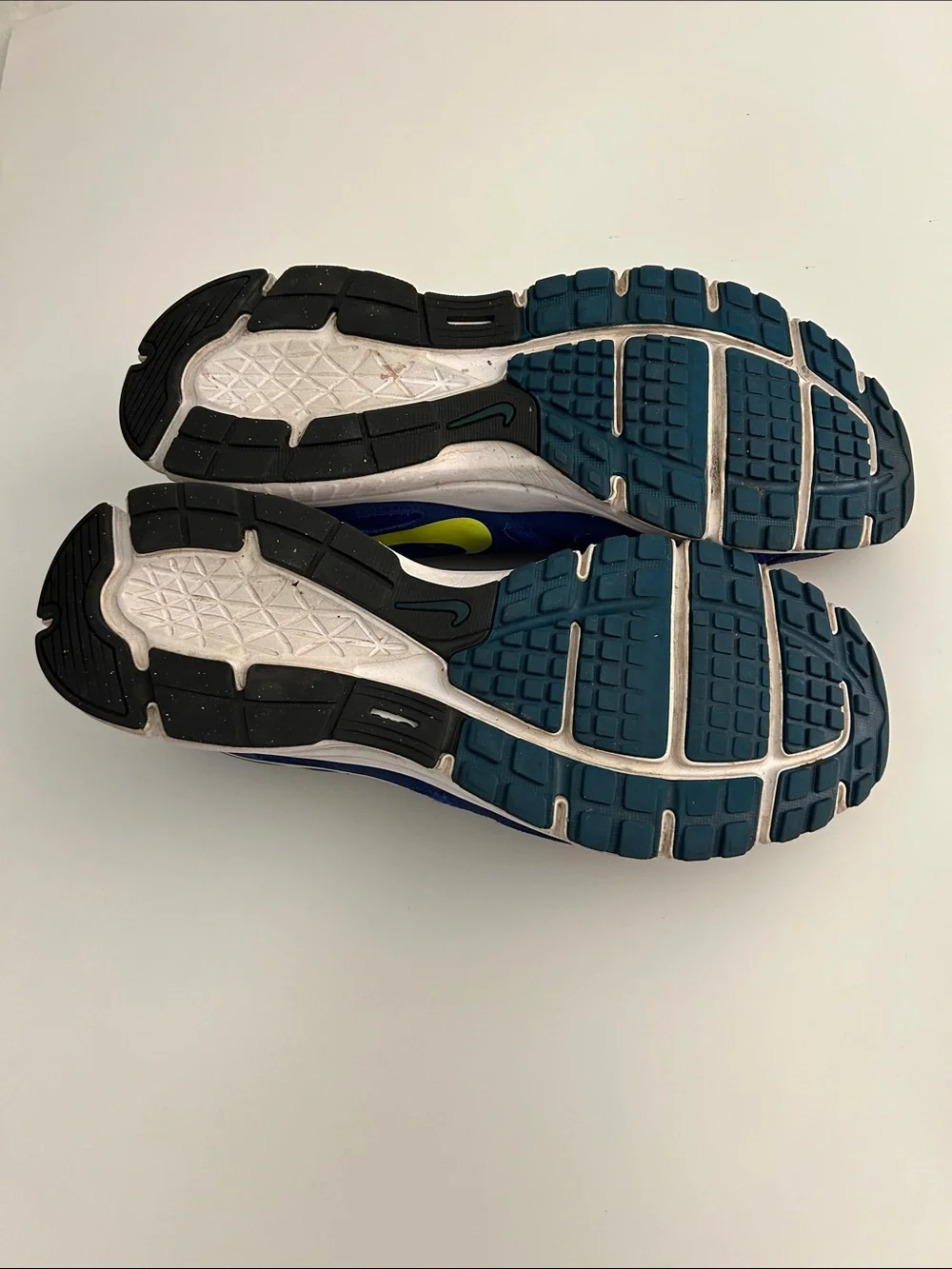 Nike Revolution 2 Mens Running Shoes in Hyper Blue/Volt, size 11 - Picture 2 of 7